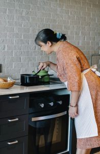 Uma mujer adulta cocina