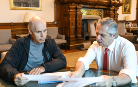 Larreta y Alberto Fernandez hablando en una oficina. (sentados).