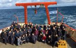 Dentro de un buque con bandera argentina, se ve a un grupo de científicos, marineros e investigadores que forman parte de la iniciativa Pampa Azul