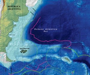 Se observa un mapa de las costas patagónicas argentinas, y en el territorio marítimo una linea demarcando la milla 200, y otra que delimita nuestra plataforma continental